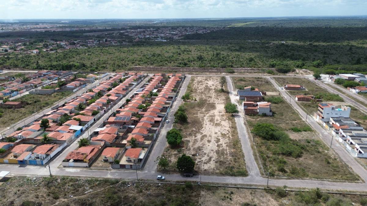 Terreno à venda com 1 quarto, 200m² - Foto 1